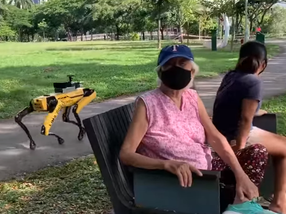 Cão robô é usado para monitorar o distanciamento social em Singapura